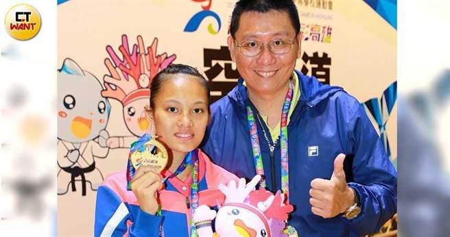教练黄泰吉是辜雪芃「赛场上的爸爸」，带着她踢进世界舞台，期望她能继续为国争光。（图／读者提供）