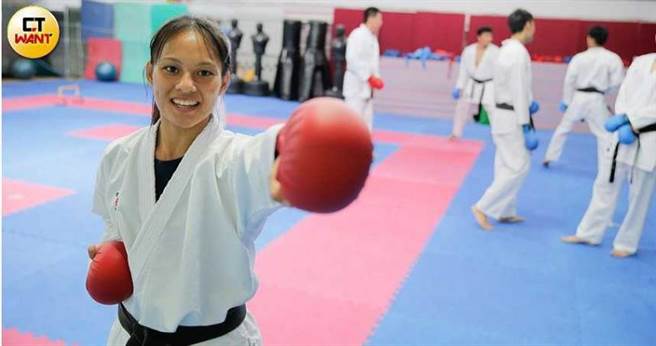 即使面对比自己高大的对手，辜雪芃毫不退却，每拳每脚都带着强劲力道，动作俐落而坚定。（图／黄耀徵摄）