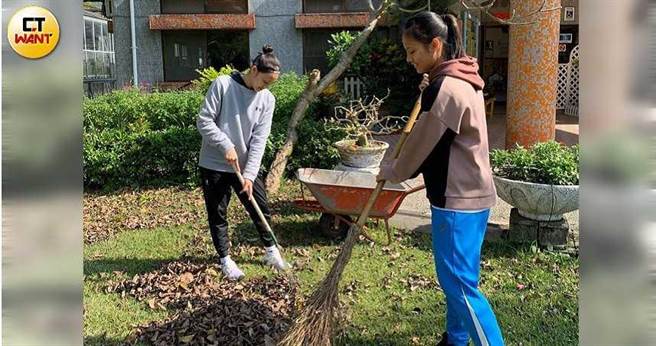 辜雪芃閒暇时还会当志工服务弱势族群，曾到教养院修剪树木、整理环境，让自己成为带给别人温暖的人。（图／读者提供）
