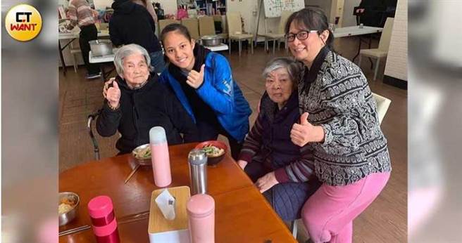 在眾人帮助下成长，辜雪芃也努力回馈社会，练习之余还会到埔里仁爱之家陪伴长者，以此方式回报生命中每个不知道名字的贵人。（图／读者提供）
