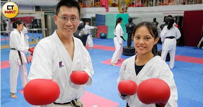 教练黄泰吉是辜雪芃「赛场上的爸爸」，带着她踢进世界舞台，期望她能继续为国争光。（图／黄耀徵摄）