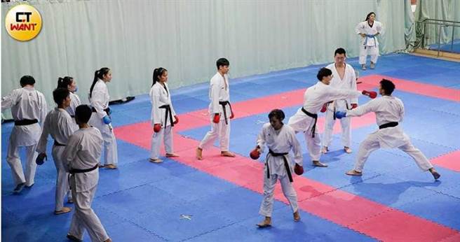 黄泰吉在921大地震后深入南投，21年来为学生散尽积蓄，还2度将房子拿去抵押。（图／黄耀徵摄）