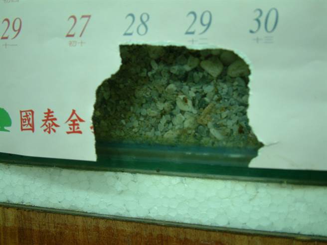 2004年，陳金火機車行內，貼在牆上的月曆明顯的被撕了一個截角，露出後方的水泥牆，截角處正是被害人的聯絡電話。（中時資料照，圖／馬瑞君攝）

