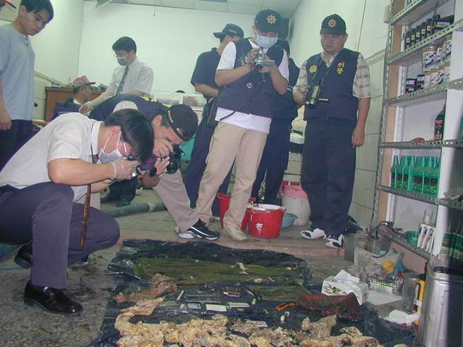 2004年從兇嫌陳金火居家化糞池取出的大批物證，警方忙著一一拍照存證。（中時資料照，圖／吳進昌攝）
