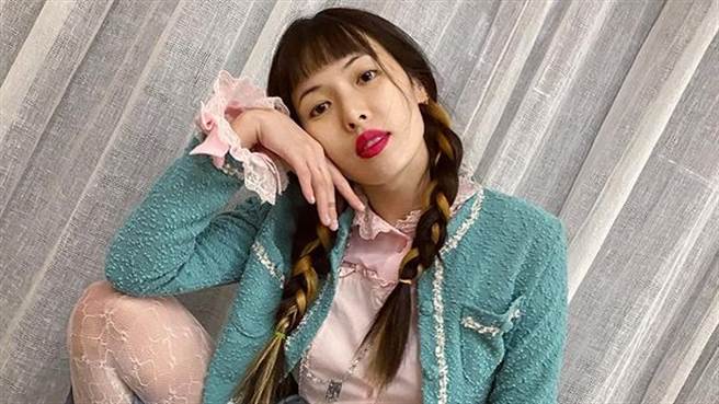 泫雅长裤裂开至腿根 一蹲下炸出整条美腿辣翻天（图／IG@hyunah_aa）