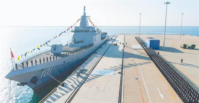 大陆055型万吨飞弹驱逐舰「南昌号」。（取自新浪微博@群鸣）
