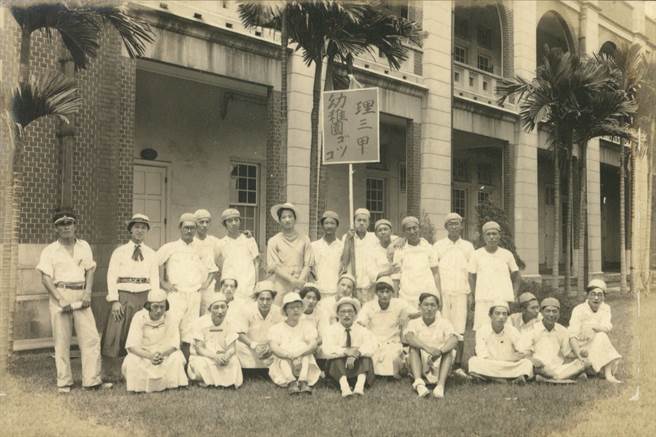 台师大研究生去年出借雄女33张日治时期照片，如今却遭校方告知「已遗失」，他昨在脸书也表示将提1元求偿。（图／翻摄自黄彦杰脸书）