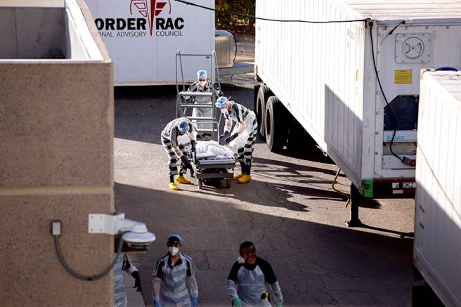 美国新冠肺炎疫情死亡人数于18日突破25万人，新冠死亡时间快转，每1分钟就有至少1人丧命，疫情严峻的德州艾尔帕索（El Paso）还得动用10台冷藏货车充当行动停尸间，让囚犯充当尸体搬运工。（图／路透社）