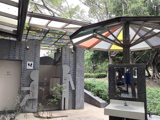 台北市19日表扬绩优公厕，获标竿奖的忠诚公园公厕邀请知名画家吴炫三与池上凤珠联手创作彩绘玻璃採光罩，成了一座「纾压公厕」。（台北市环保局提供／张立勋台北传真）