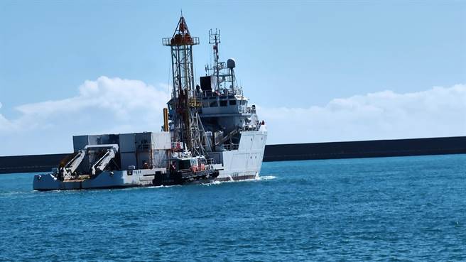 空军委外铨日仪公司协助台东F-5E战机打捞的「奥黛丽丝号」探测传航抵花莲，支援探测搜寻失联的F-16A战机。（民眾提供／王志伟花莲传真）