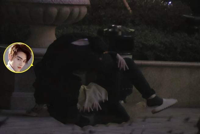 许凯醉倒在路边。(图/翻摄自微博)