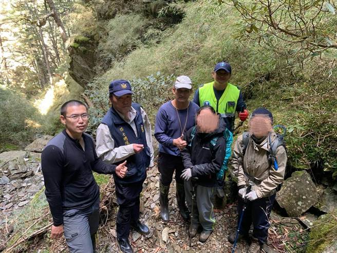 消防局17日晚间7点58分获报，昨天找到林女与黄女，她们告诉救难人员，「叶女走得比她们更快，下切后约在下午4点多已经走散」，今早也找到叶女。（花莲县消防局提供／罗亦晽花莲传真）