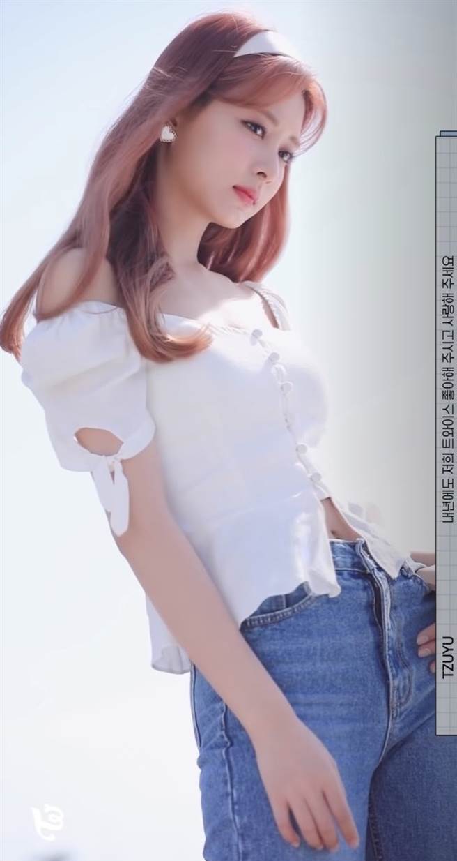 子瑜中空衣短至胸下 扭腰狂泄火辣曲线粉丝全暴动（图／YOUTUBE）