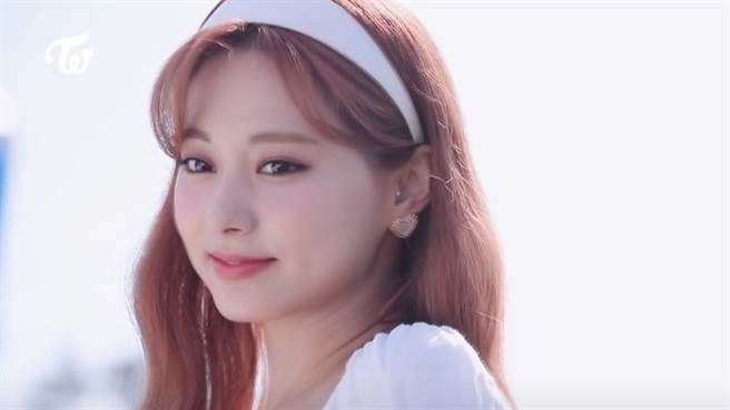 子瑜中空衣短至胸下 扭腰狂泄火辣曲线粉丝全暴动（图／YOUTUBE）