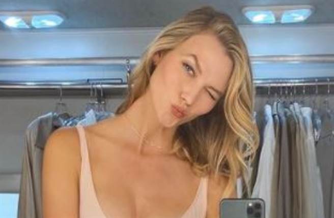 28岁超模卡莉克劳斯（Karlie Kloss）亲自拍片公开孕肚模样。（图／IG@karliekloss）