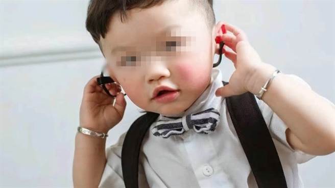 一名年仅3岁的孩子因遭受严重车祸不幸离世，父母也决定将他的器官捐出，希望藉此让他再多看看这个世界。（图／翻摄自微博）