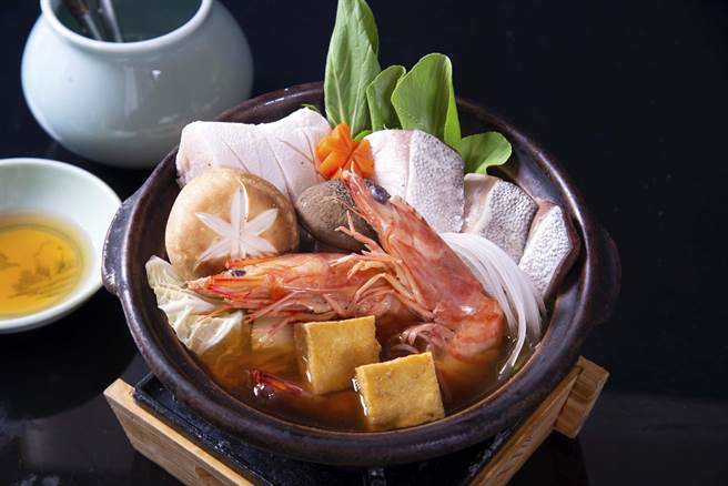 山里御膳主推「鰤鱼下巴海鲜锅」。（大仓久和大饭店提供）