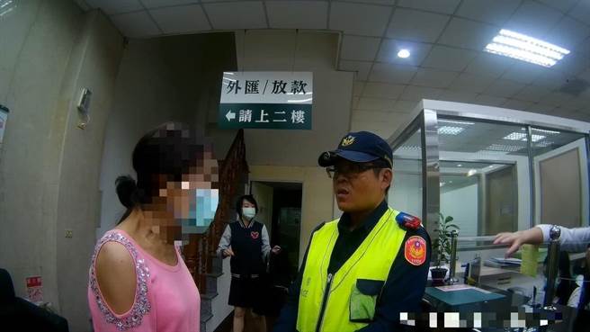 台南市一名王姓妇人（左）透过网路结识土耳其籍男子，险遭诈骗17万元。（警一分局提供／李宜杰台南传真）