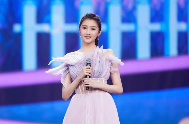 关晓彤长相甜美和清新气质，而拥「国民闺女」的美名。（图／取材自关晓彤微博）