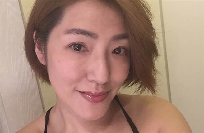 关宝慧是满族瓜尔佳氏后裔。（图／翻摄自关宝慧微博）