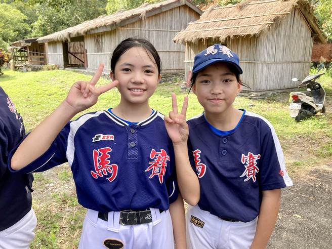 马赛国小陈钰茹、兰昕芮两人是好友，说好国中一起打女垒。（邓心瑜摄）