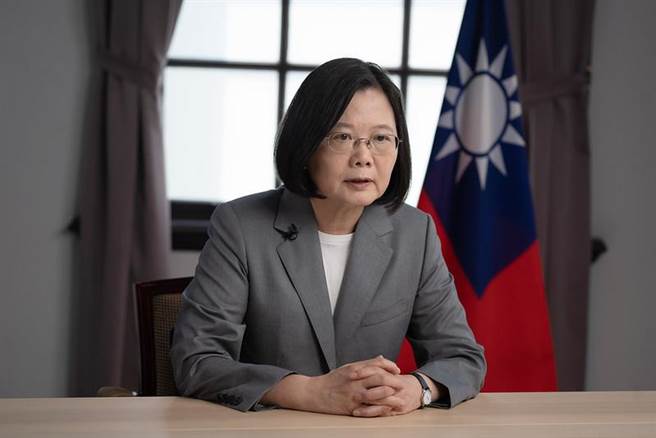 秋冬防疫专案12月1日启动，蔡英文总统今天表示，专案强化三大措施，一整年的防疫工作确实辛苦、也带来一定程度的不方便，但只有保持警觉、团结防疫，我们才能守住自己和家人朋友的健康，以及守住台湾珍贵的日常生活。（总统府资料照片）