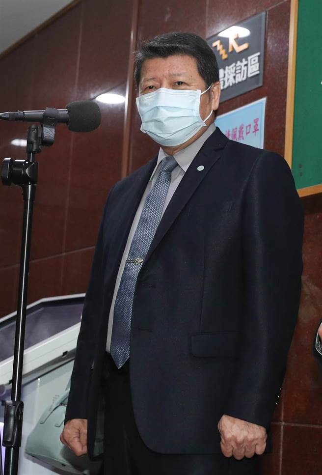 蒋正志上校驾驶F-16战机失联，国防部副部长张哲平（图）19日列席立法院财政委员会备询前受访表示，目前仍出动海空兵力持续搜救，已出动飞机25架次、海上舰艇34艘次，感谢空勤总队与海巡署全力支援，不会放弃任何一个机会，还会持续搜救下去。（刘宗龙摄）