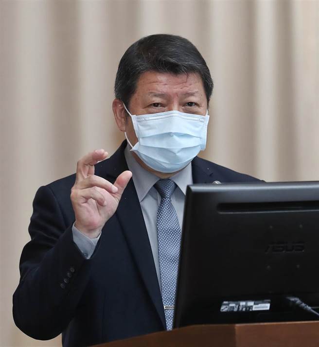 蒋正志上校驾驶F-16战机失联，国防部副部长张哲平（图）19日列席立法院财政委员会备询前受访表示，目前仍出动海空兵力持续搜救，已出动飞机25架次、海上舰艇34艘次，感谢空勤总队与海巡署全力支援，不会放弃任何一个机会，还会持续搜救下去。（刘宗龙摄）