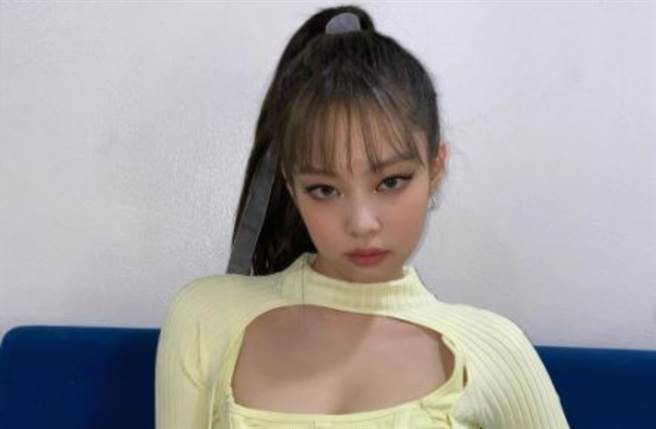 Jennie、曾之乔胸下大胆挖空到腋下 超辣毛衣引热议（图／IG@chiaochiaotzeng、jennierubyjane）