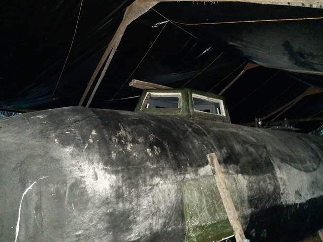 美国缉毒局与哥伦比亚海军一起查获到大型运毒潜艇。(图/USNI)