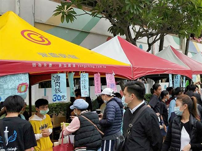 南门国民中小学邀请永庆房屋协力52周年校庆园游会活动。(图/永庆房屋提供)