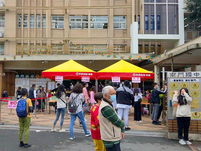 园游会入口进行防疫措施，为全体师生的健康把关。(图/永庆房屋提供)