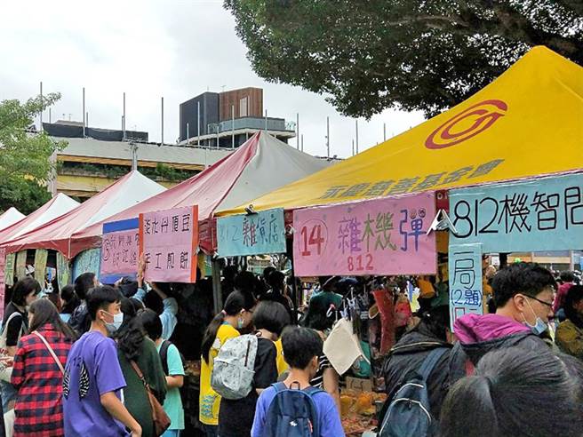 园游会摊位相当多，让大、小朋友玩得都相当尽兴。(图/永庆房屋提供)
