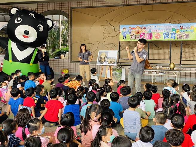 高雄市寿山动物园与新竹市立动物园双方携手举办『动物保育巡迴系列活动』。（柯宗纬翻摄）