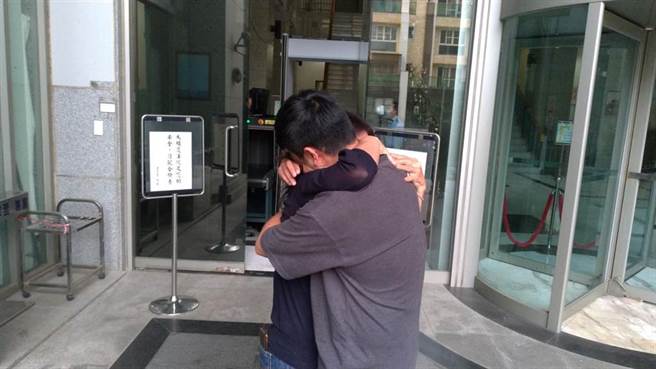 王定宇邱姓助理保释后与母亲在法院外相拥痛哭。（读者提供／程炳璋台南传真）
