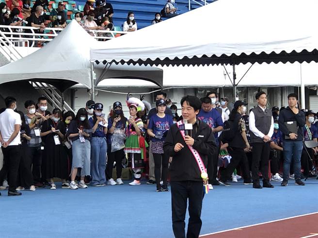 第27届原棒协关怀杯棒球锦标赛开幕，副总统赖清德（手持麦克风者）到场为选手加油。（蔡旻妤摄）