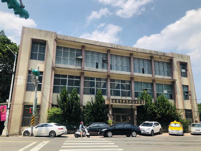 基隆沙湾地区歷史场景服务核心改善工程开工，将旧公车处改建成为大沙湾歷史园区的服务核心，打造开放空间。（吴康玮摄）