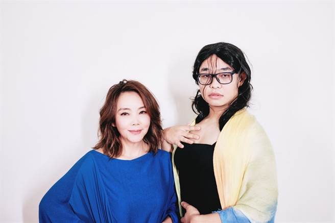 辛晓琪合体那那大师被逗乐。（图／三元素娱乐、小钢炮娱乐提供）