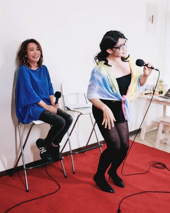 辛晓琪帮那那大师找发声点，露出错愕无助表情。（图／三元素娱乐、小钢炮娱乐提供）