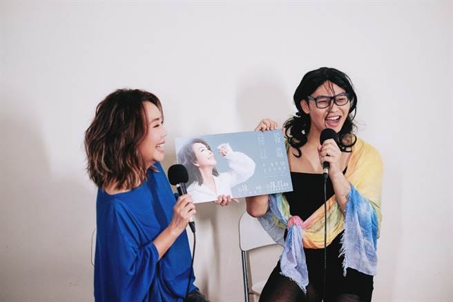 辛晓琪到那那大师Youtube节目宣传演唱会。（图／三元素娱乐、小钢炮娱乐提供）