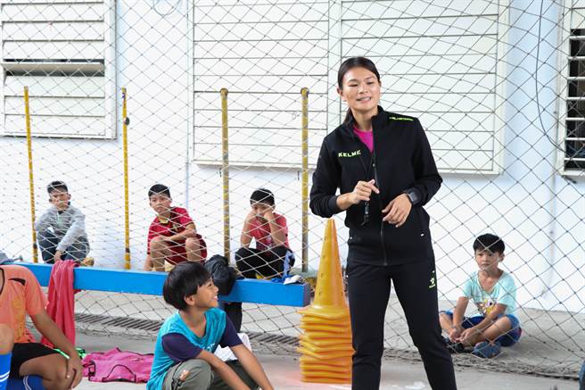 王湘惠应儿福联盟之邀，带领台东寧埔国小、花莲长良国小五六年级学童体验踢球乐趣。（儿福联盟提供）