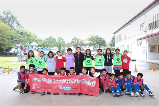 王湘惠于「踢镜未来」活动与台东寧埔国小、花莲长良国小五六年级学童度过快乐的足球下午。（儿福联盟提供）