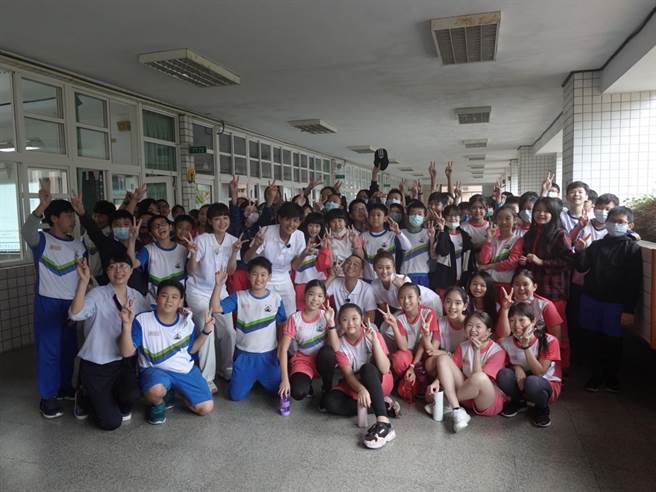 民視、八大《綜藝新時代》到秀峰國小體驗營養午餐供膳人員。（民視提供）