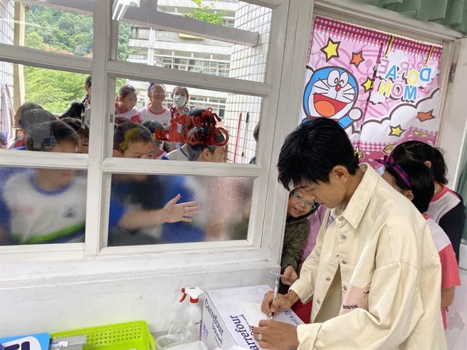 阿翔被圍住簽名。（民視提供）