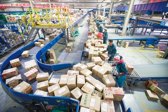 疫情促进宅经济发展，网路销售大幅升温，物流包材已成为环境灾难，如何落实推动绿色环保，将是最刻不容缓的议题。图／中新社