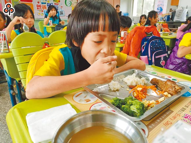教育部修正完成「学校外订盒（桶）餐採购契约(范本)」，规范学校午餐一律採用国产肉品。（本报资料照片）