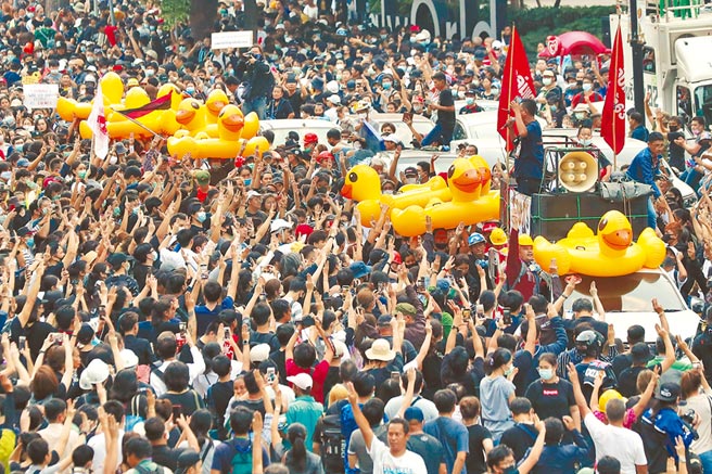 泰国群眾聚集在首都曼谷示威，警方出动水炮车和催泪瓦斯强行驱散，至少造成55人伤，其中6人受到枪伤。（美联社）