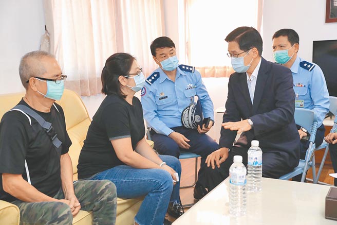 国防部长严德发18日到花莲空军基地，慰问还在等候消息的上校飞行官蒋正志家属，强调国军不放弃任何希望。（花莲空军基地提供／军闻社记者林泽廷摄）