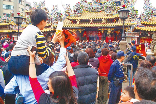 云林县北港朝天宫缺乏快速联外道路，每到农历春节香客涌入，市区道路壅塞不堪。（本报资料照片）
