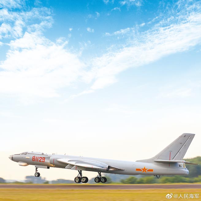大陆解放军南部战区的轰-6战机起飞，前往南海进行实战化训练。（取自微博＠人民海军）
